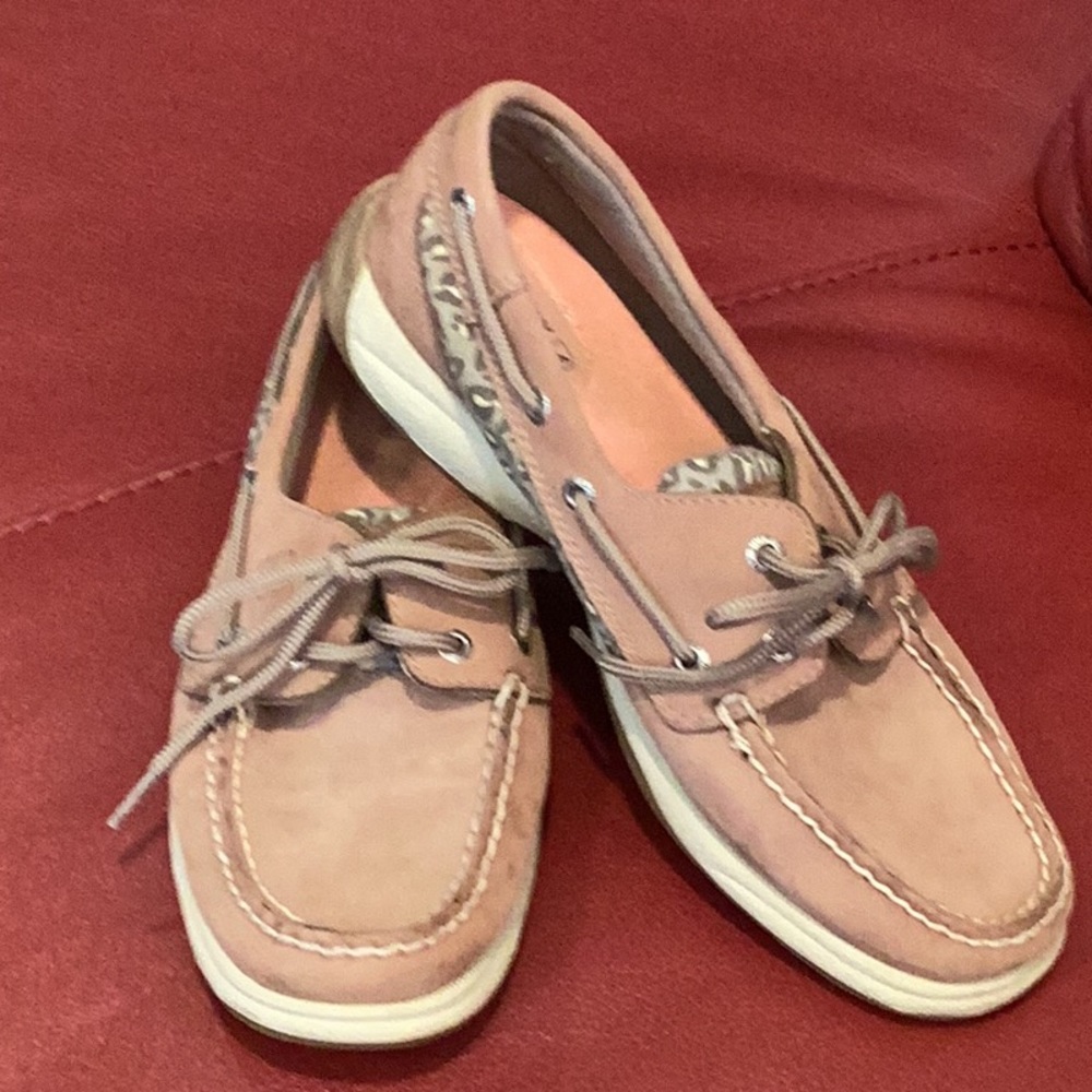 Tan/leopard Sperry